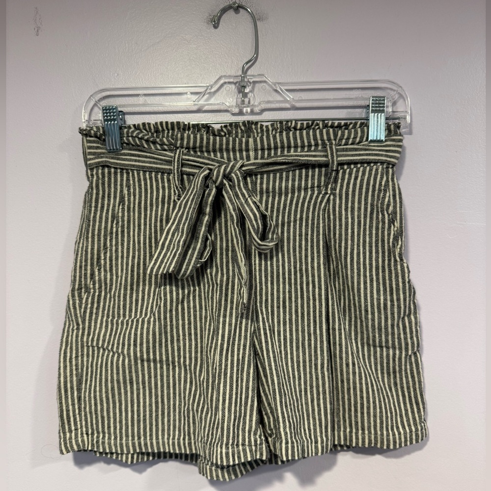 Maurice’s grey‎ and white stripe shorts